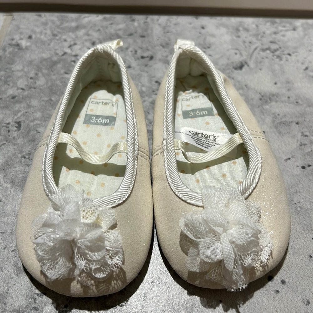 NWOT Carter’s Ballet Mary Jane Slip On Crib Shoes in size 2 (3-6 months) ivory